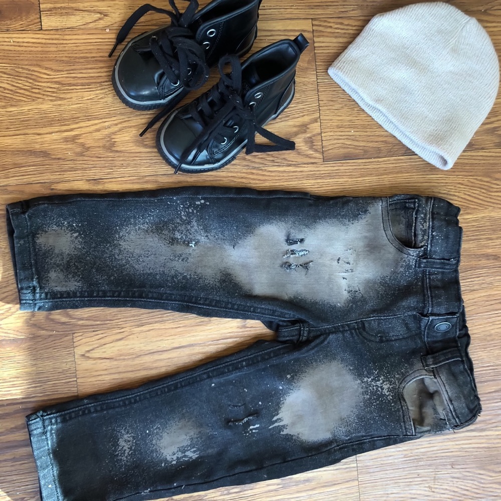 2t. Distressed jeans.